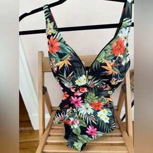 CALZEDONIA One piece swim wear with cuts on the side. Excellent condition